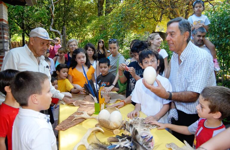 El doctor Raúl Tuma, durante una jornada en el Zoológico de Asunción hace algunos años.