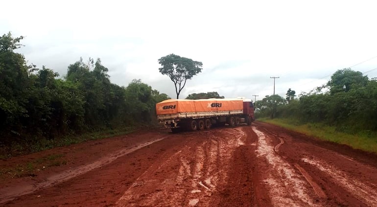 El tramo de ruta para acceder al puente sobre el arroyo Capiibary en la zona de Capiitindy es uno de los más afectados en épocas de lluvia.