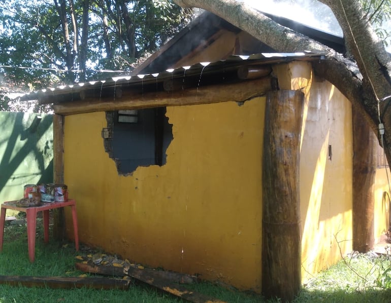 Los vecinos abrieron la pared con madera para rescatar al hombre. 