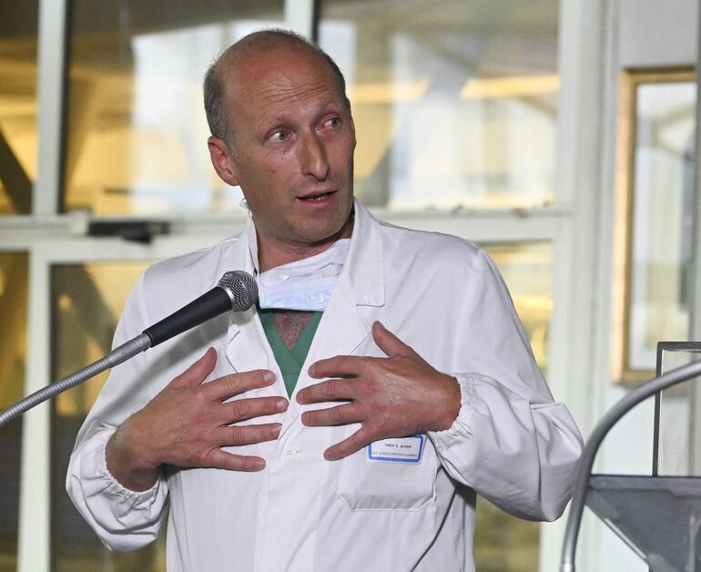 Sergio Alfieri, el cirujano que operó al Papa Francisco, da una conferencia de prensa en el Hospital Universitario Agostino Gemelli, en Roma, Italia.