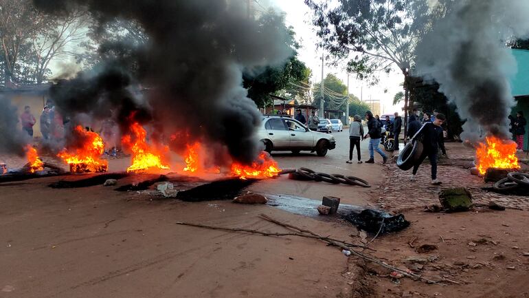 Los pobladores mostraron una férrea resistieron al desalojo.