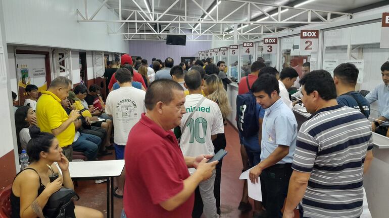 La Dirección de Tránsito de la municipalidad de Ñemby estaba hacinado de contribuyentes en la mañana de hoy miércoles.