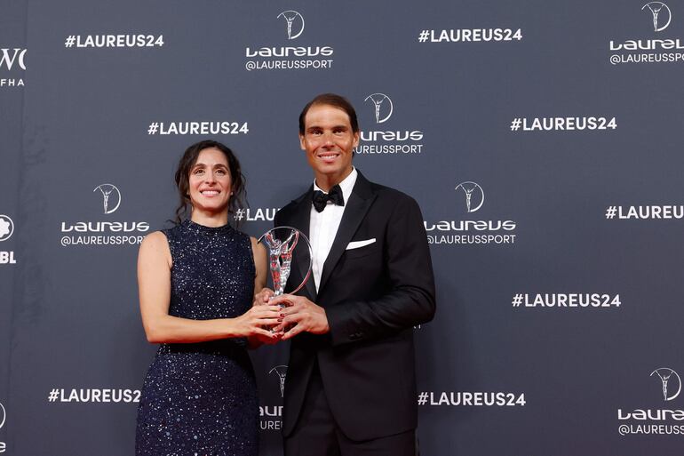 El tenista español Rafael Nadal posa junto a su esposa, Xisca Perelló, tras recibir el galardón Premio Laureus 'Deporte para Bien' a la mejor institución solidaria por el trabajo de la Fundación Rafa Nadal durante la gala de entrega de los Premios Laureus este lunes en el Palacio Cibeles de Madrid.