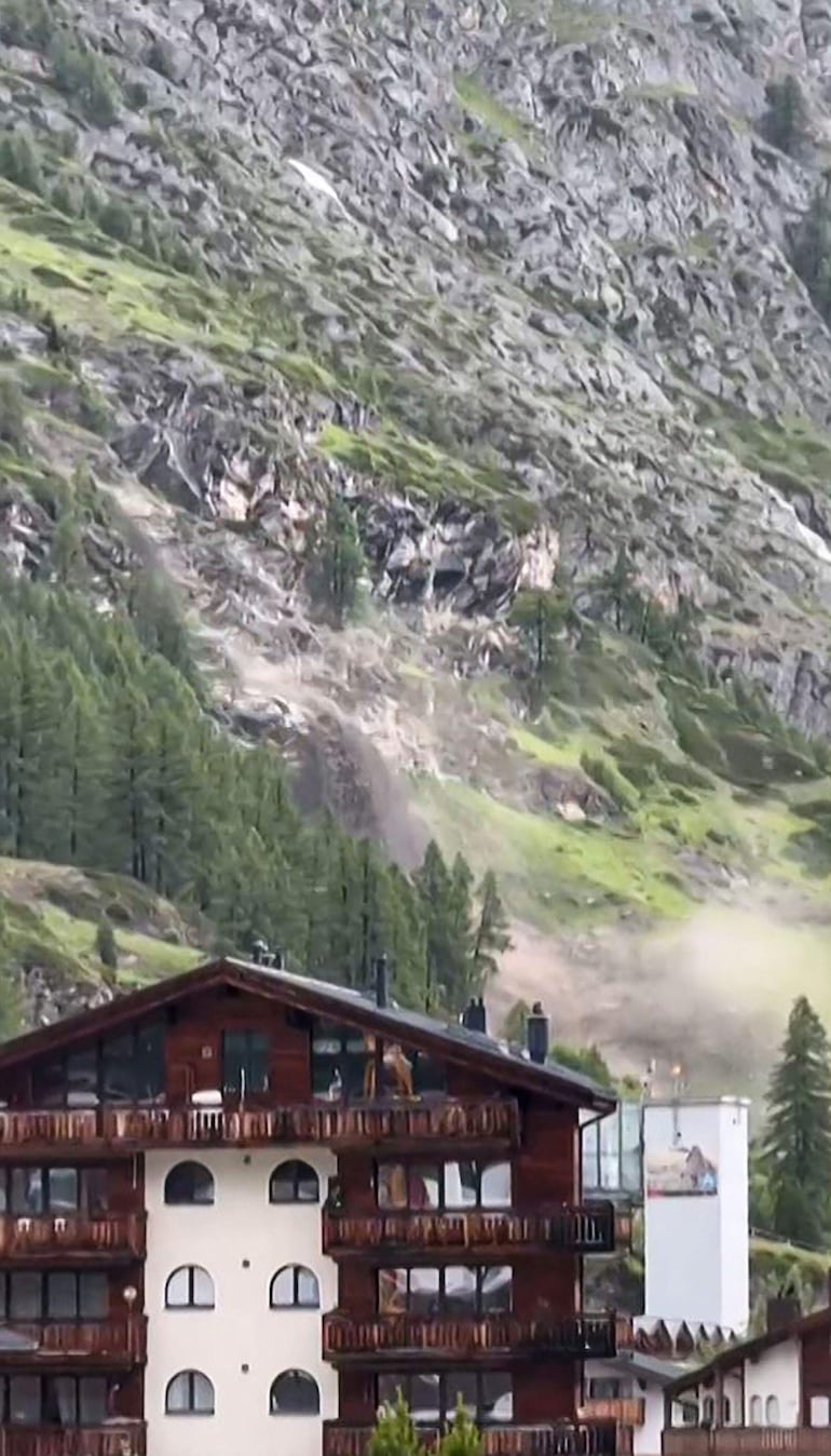 Captura tomada de un vídeo de AFP del 22 de junio de 2024, que muestra las aguas de una inundación que desciende de la montaña hacia la estación de esquí de Zermatt el 21 de junio de 2024