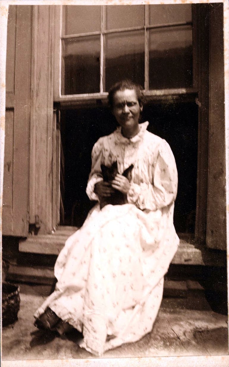 Voltairine de Cleyre con un gato. Fotografía tomada por su hermana Adelaide en agosto de 1898