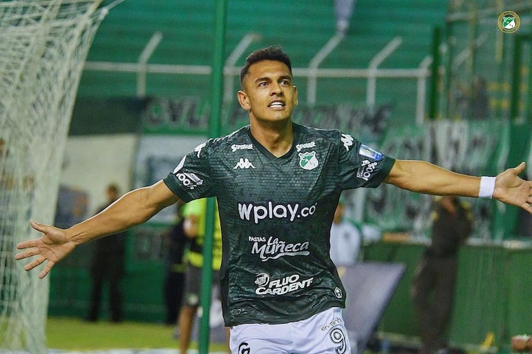 El paraguayo Cristian Colmán, futbolista del Deportivo Cali, celebra un gol en el partido frente a Fortaleza por la Copa Colombia 2024 en el estadio Deportivo Cali, en Cali.