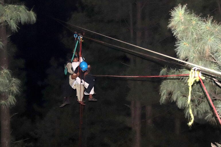 Soldados paquistaníes llevan a cabo la operación de rescate en Battagram.