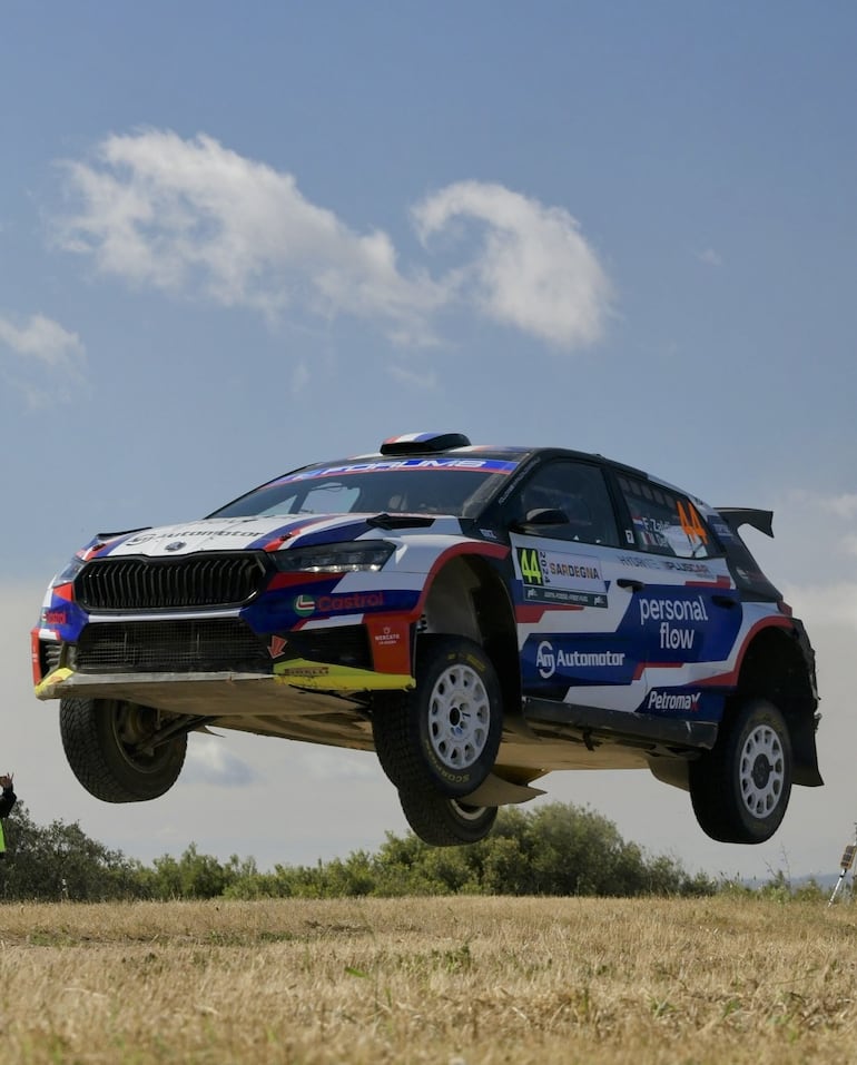 Espectacular salto del Škoda Fabia RS Rally2 de Fau Zaldívar y Marcelo Der Ohannesian, en el Rally de Italia que culminó hoy en Cerdeña.