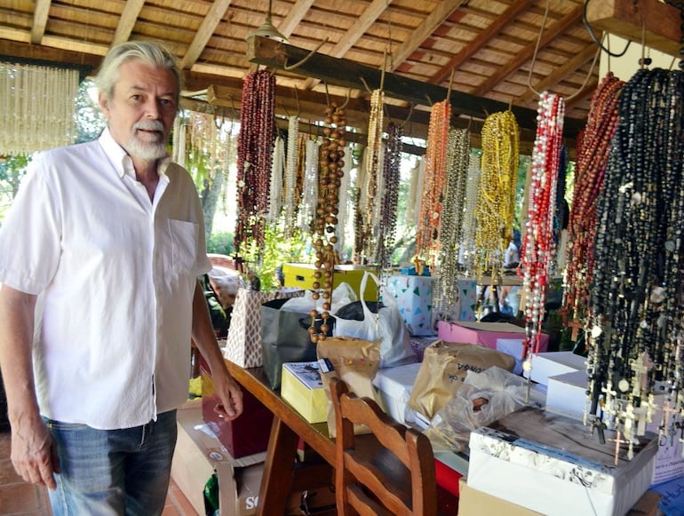 Koki Ruiz junto a los rosarios con los que armó el retablo de Chiquitunga.