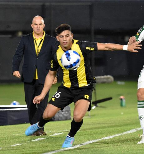 El ex jugador de Guaraní, Marcelo González (i), compiten por el balón durante su partido de fútbol de la Copa Libertadores en el estadio Defensores del Chaco en Asunción, el 2 de marzo de 2022.