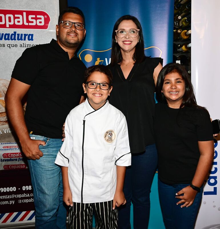 Marcos Almada, Sandra González, Benjamín y Berenice Almada.