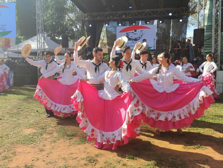 La XIV edición de la Fiesta Nacional del Chipá reúne a estas horas a más de 3000 visitantes en la Plaza Independencia.