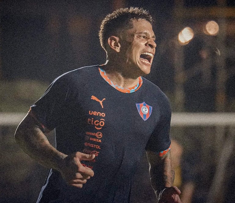 El festejo de Juan Manuel Iturbe, autor del tercer gol de Cerro Porteño frente a Recoleta, en el segundo amistoso de este sábado.