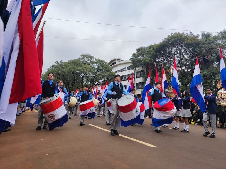 Los alumnos del Colegio Nacional Atanasio Riera del Área 1 de Ciudad del Este durante su pasada. 