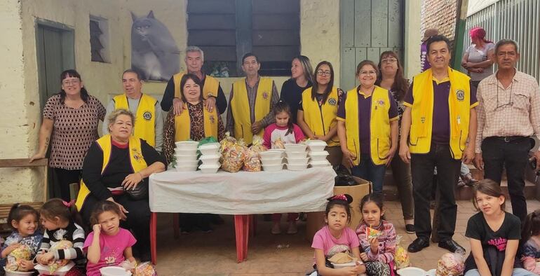 Durante el agasajo los niños y niñas recibieron comida en recipientes individuales junto con una bolsa de golosinas, que incluyó jugo y chocolatada.