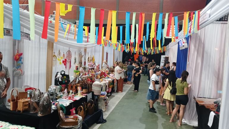 Visita multitudinaria de personas en la Feria de Libro y Ciencia, Caaguazú Lee.