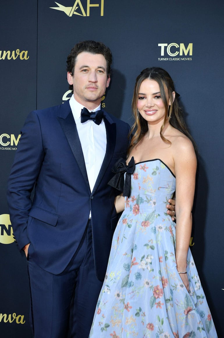 El actor estadounidense Miles Teller y Keleigh Sperry posando muy elegantes en la alfombra roja de los AFI Life Achievement Award en Hollywood. (VALERIE MACON / AFP)