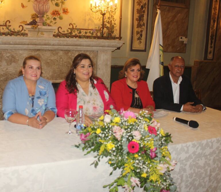 La intendenta de Mariano Roque Alonso, Carolina Aranda (PLRA, llanista); la intendenta de Ybycuí Carmen Benítez (ANR, cartista); la intendenta de Mbocayaty Norma Godoy (ANR; Añetete) y el intendente de Guarambaré Oscar Cabrera (ANR). FOTO: Facebook de la Municipalidad de Mariano Roque Alonso.