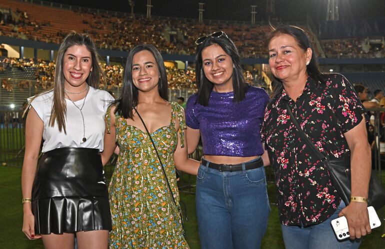 Ruth Espinoza, Génesis Alcaráz, Ana Alcaráz y Liliana González. 