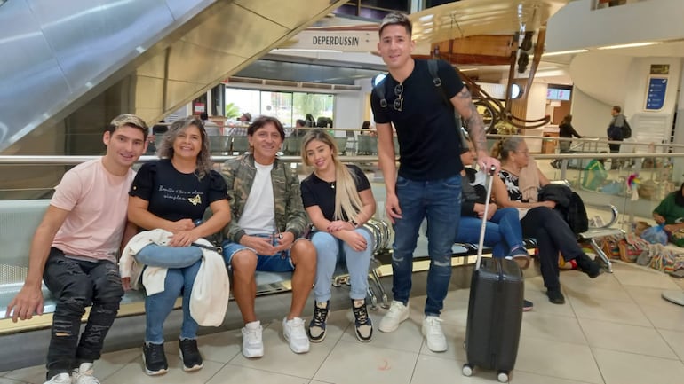 Guillermo Paiva (d), jugador de Olimpia, en compañía de su familia en el Aeropuerto Internacional Silvio Pettirossi antes del viaje a Santiago de Chile para firmar con el Colo Colo.