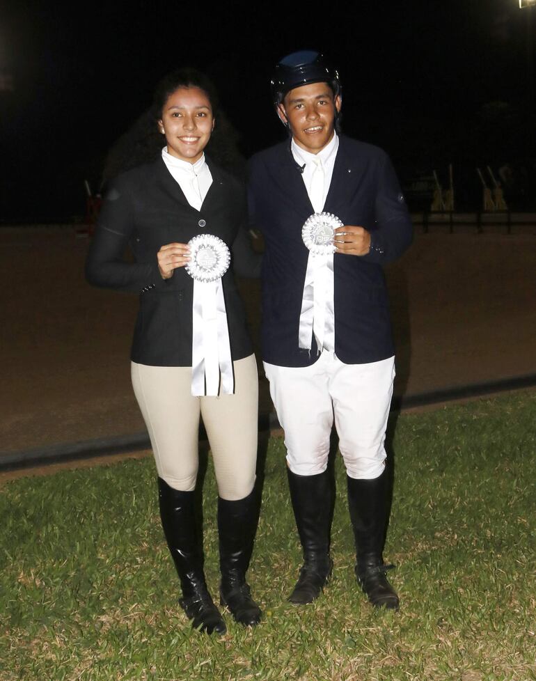 Belén Giménez, quien completó el podio, y Emanuel Pérez, ganador de la categoría 1.30 metro, en las justas sabatinas.