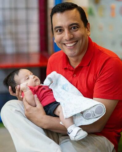 ¡Papá baboso! Rubén Darío Orué con Matías en brazos.