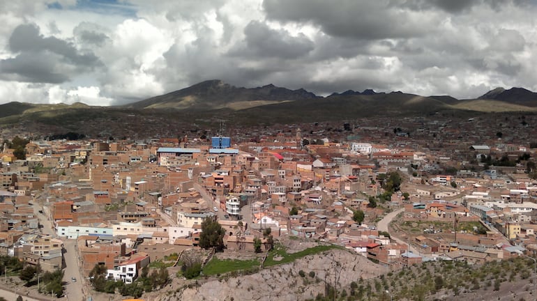 La ciudad de Potosí se extiende a  los pies del cerro Rico, en Bolivia.