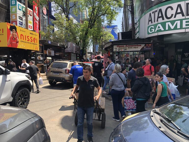 La actividad comercial experimenta un mayor movimiento este fin de semana en Ciudad del Este.