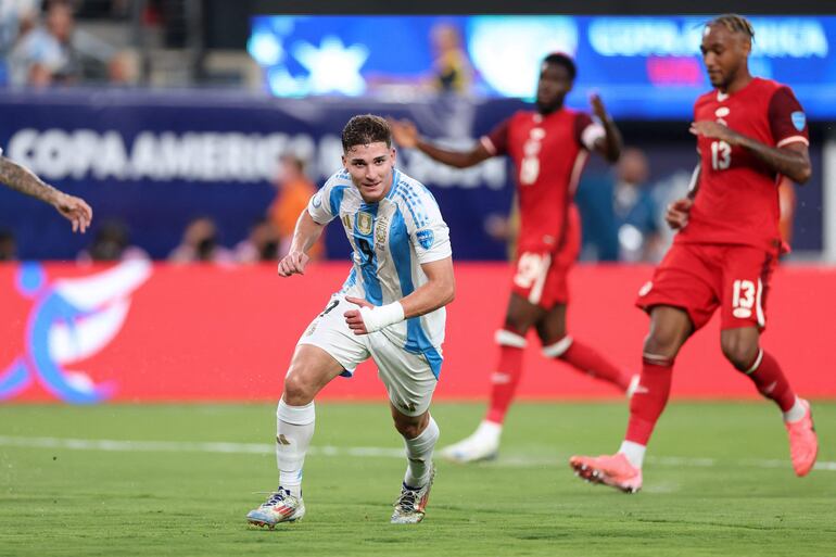 Julián Álvarez, jugador de la selección de Argentina, festeja un gol en el partido frente a Canadá por las semifinales de la Copa América 2024 en el estadio MetLife Stadium, en East Rutherford, New Jersey, Argentina. 