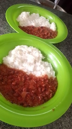 Almuerzo escolar servido por la Gobernación de Misiones.