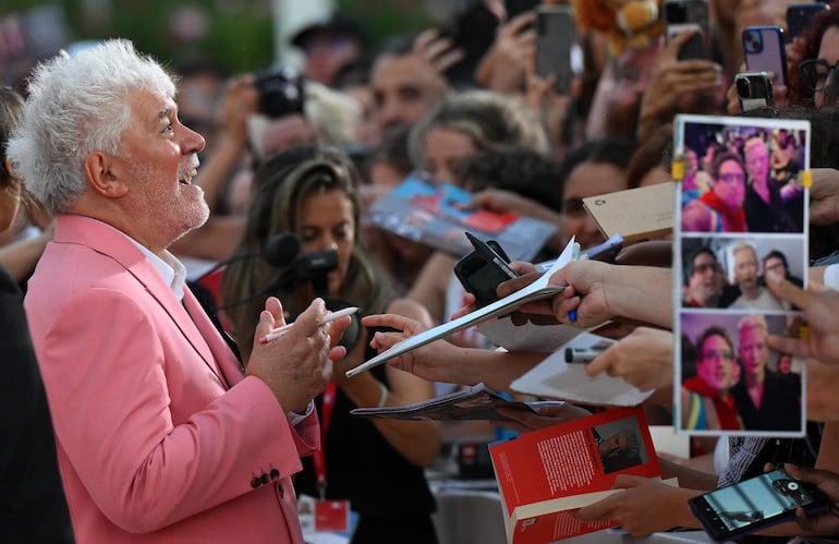 El director y guionista español Pedro Almodóvar firmando autógrafos al llegar al estreno de 'La habitación de al lado' durante el 81º Festival de Cine de Venecia. (EFE/EPA/ETTORE FERRARI)
