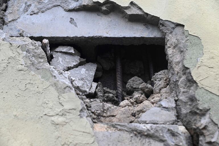 El costoso túnel del “superviaducto” ya tiene grietas en sus paredes.