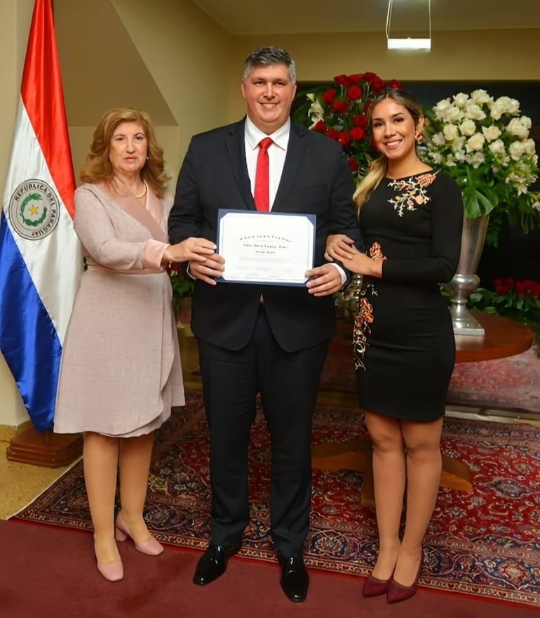 Esteban Samaniego posa junto con Blanca Álvarez (izq), madre del diputado y Patricia Corvalán, esposa (der.)