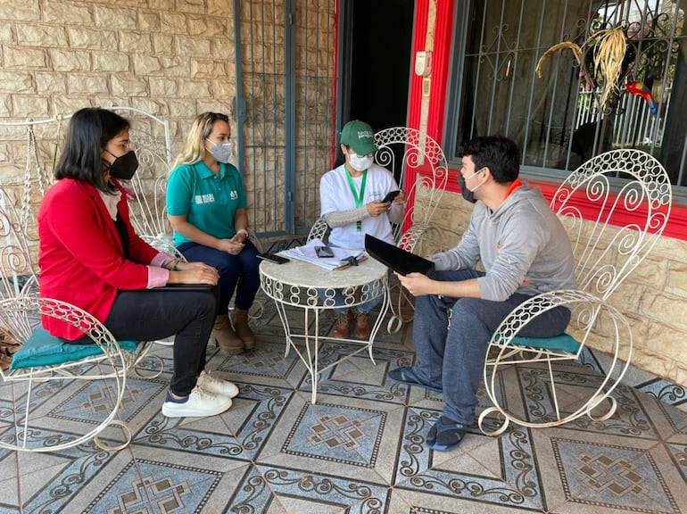 Evaluadores visitan a postulantes de BECAL esta mañana.