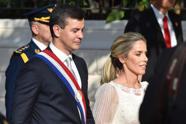 Santiago Peña, junto con su esposa Leticia Ocampos.