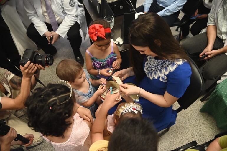 Nadia Ferreira vivió momentos muy emotivos en el encuentro con las princesitas. (Arcenio Acuña)