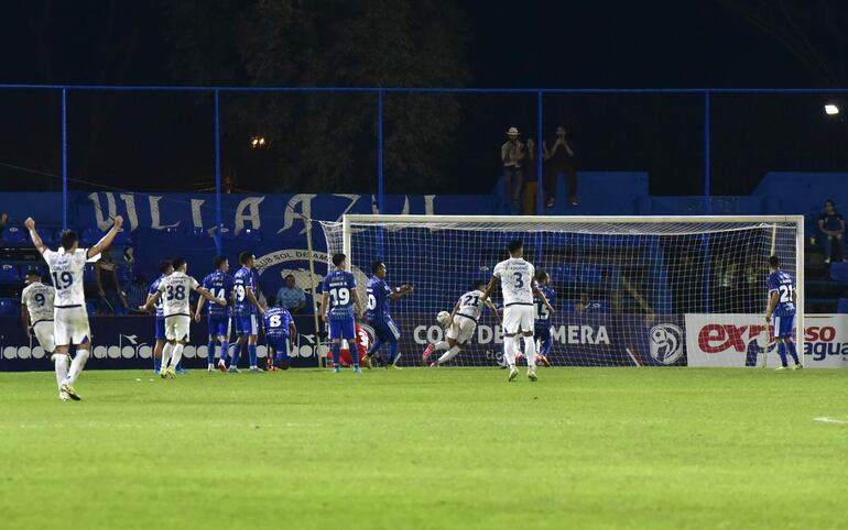 Pedro Sosa (21) ya empujó el balón a las redes y sale corriendo para celebrar el segundo tanto del elenco de Pedro Juan Caballero.