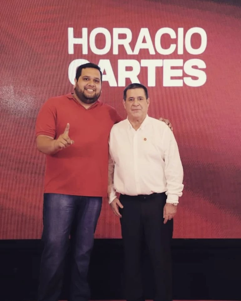 Derlis Hernán Maidana Figueredo, hijo del senador Derlis Maidana (ANR, HC) con el presidente de la ANR, Horacio Cartes.