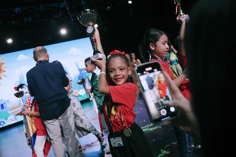 Una de las ganadoras en el ´Campeonato Mundial de Cálculo´ posa con su trofeo a la finalización de la prueba organizada por Aloha y que se ha celebrado hoy sábado en el Parque de Atracciones de Madrid.