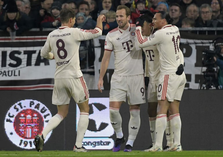 Los jugadores del Bayern Múnich celebran un gol en el partido frente a St. Pauli por la fecha 10 de la Bundesliga de Alemania.