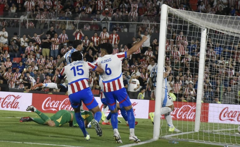 Momento del segundo gol de Paraguay frente a Argentina por las Eliminatorias Sudamericanas 2026 en el estadio Defensores del Chaco, en Asunción, Paraguay.