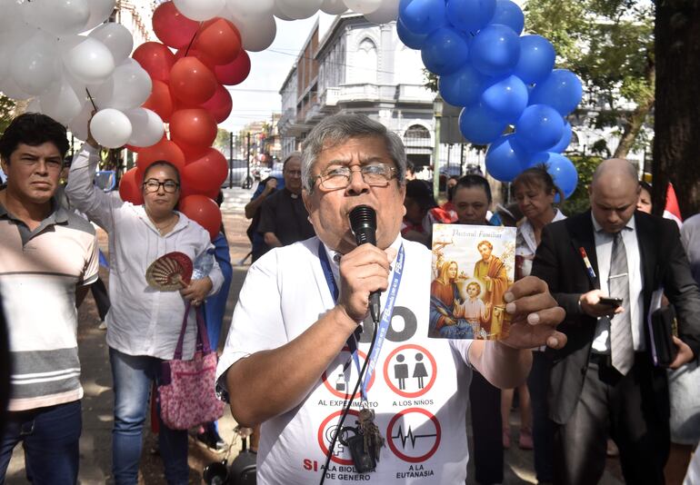 El Dr. Atilio Fariña del Río fue uno de los voceros de la marcha en contra de la ideología de género.