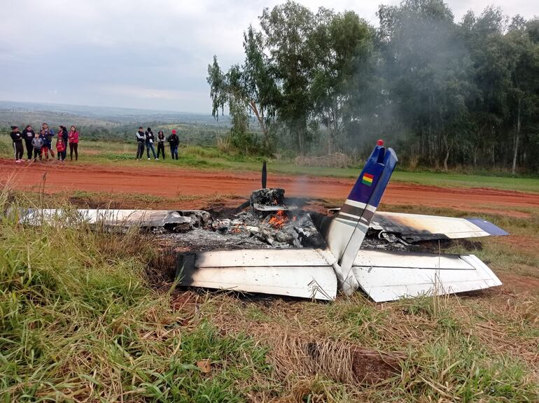 La avioneta incendiada en Araújo Cue. Según testigos, el propio piloto le prendió fuego.