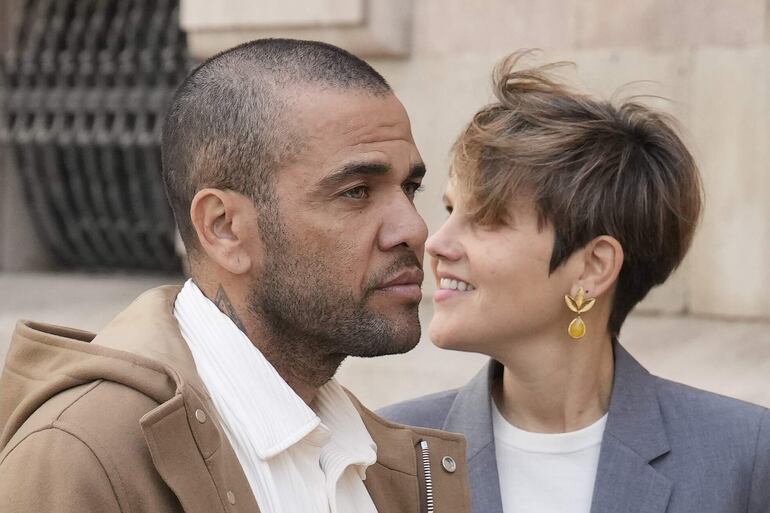 El futbolista Dani Alves, en libertad provisional  junto a su abogada Inés Guardiola.