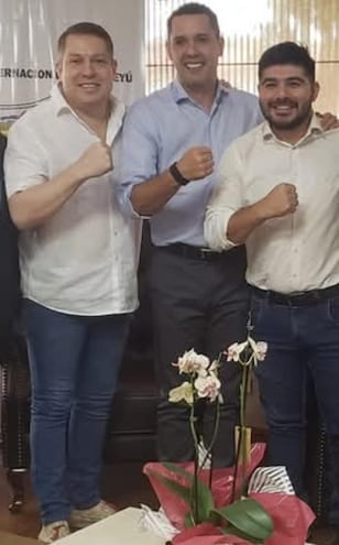 El intendente Héctor Morán, el gobernador Nelson Martínez y el concejal y precandidato a intendente de Saltos del Guairá, Claudio González.