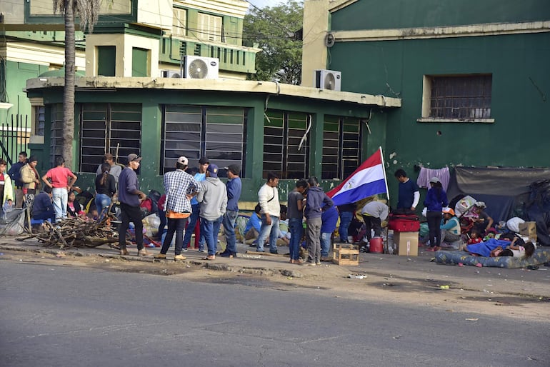 Miembros de comunidades indígenas frente a la sede del Indi, en Asunción. (Imagen de archivo)