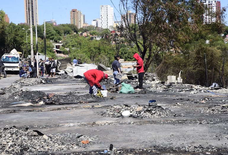 Ayer, familias intentaban encontrar restos de materiales o pertenencias entre los restos del incendio del domingo.