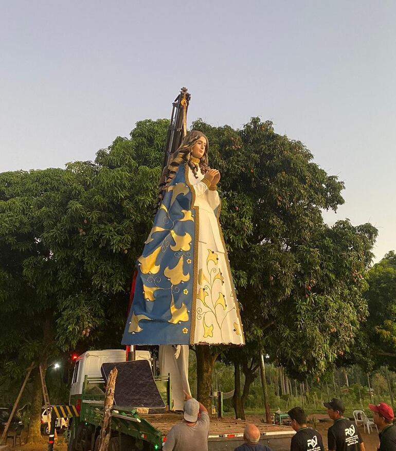 Con mucho trabajo Ricardo Núñez y su equipo trasladaron la enorme escultura de la Virgen de Caacupé.