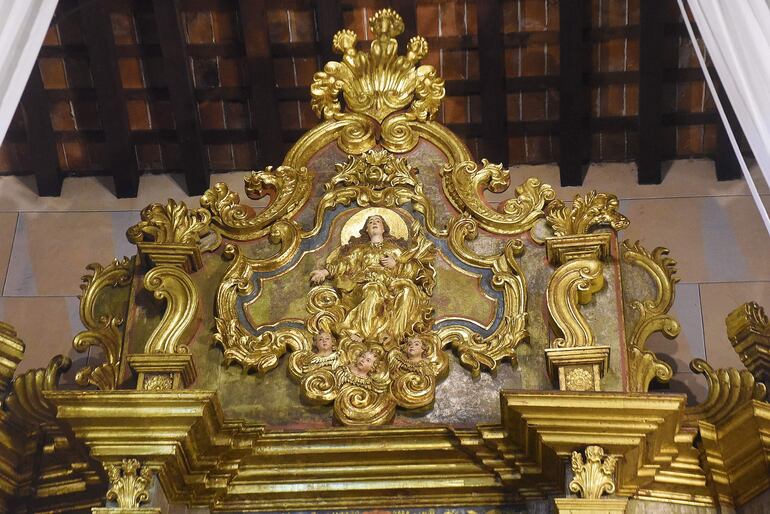 Vista del detalle superior del retablo de San Carlos Borromeo cuya puesta en valor fue presentada hoy en la Iglesia de la Santísima Trinidad.