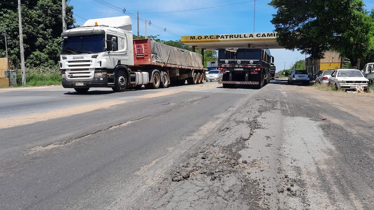 En la cabecera del puesto de la Patrulla Caminera de Guarambaré, la vía se encuentra en pésimo estado.